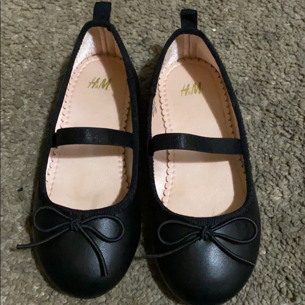 Black ballet flats